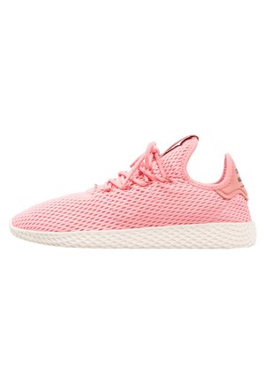 Roze mesh sneaker met een gestructureerde bovenkant, veter sluiting, laag ontwerp en een witte tussenzool met een gridpatroon.