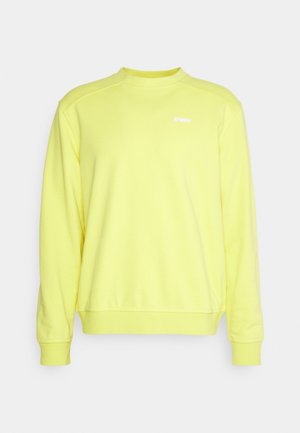Sudadera amarilla de manga larga con cuello redondo, puños y bajo acanalados, pequeño logo blanco "K-WAY" en la parte superior izquierda del pecho.