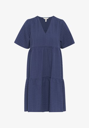 Tumedat sinine lühikeste varrukatega kleit V-kaelusega, tekstuurse kangaga ja kihilise seeliku disainiga, millel on õlgadel ja vööl peened kogumist.