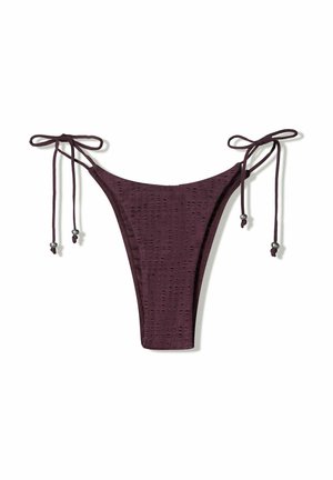 Bas de bikini de couleur violet foncé, doté de côtés à nouer ajustables, en tissu texturé avec de petites perforations, et orné de perles sur les nouages.