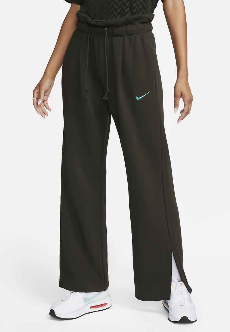 Tmavě zelené tepláky s elastickým pasem a šňůrkou, s bočními rozparky a tyrkysovým logem Nike na boku.