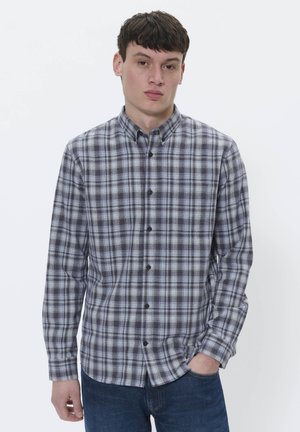 Grå og blå ternet skjorte med lange ærmer, knaplukning og mørke knapper. Stoffet ser blødt ud med en subtil tekstur.