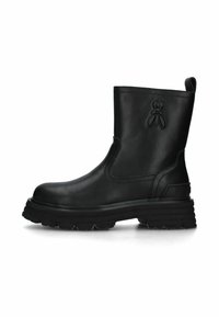 Stivaletti alla caviglia in pelle nera con punta arrotondata e suola spessa in gomma. Presentano un logo in rilievo e un asola sul retro. Texture liscia.