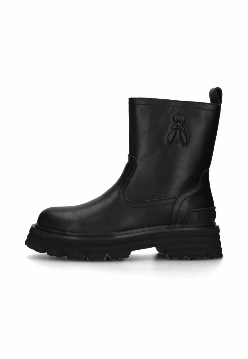 Stivaletti alla caviglia in pelle nera con punta arrotondata e suola spessa in gomma. Presentano un logo in rilievo e un asola sul retro. Texture liscia.