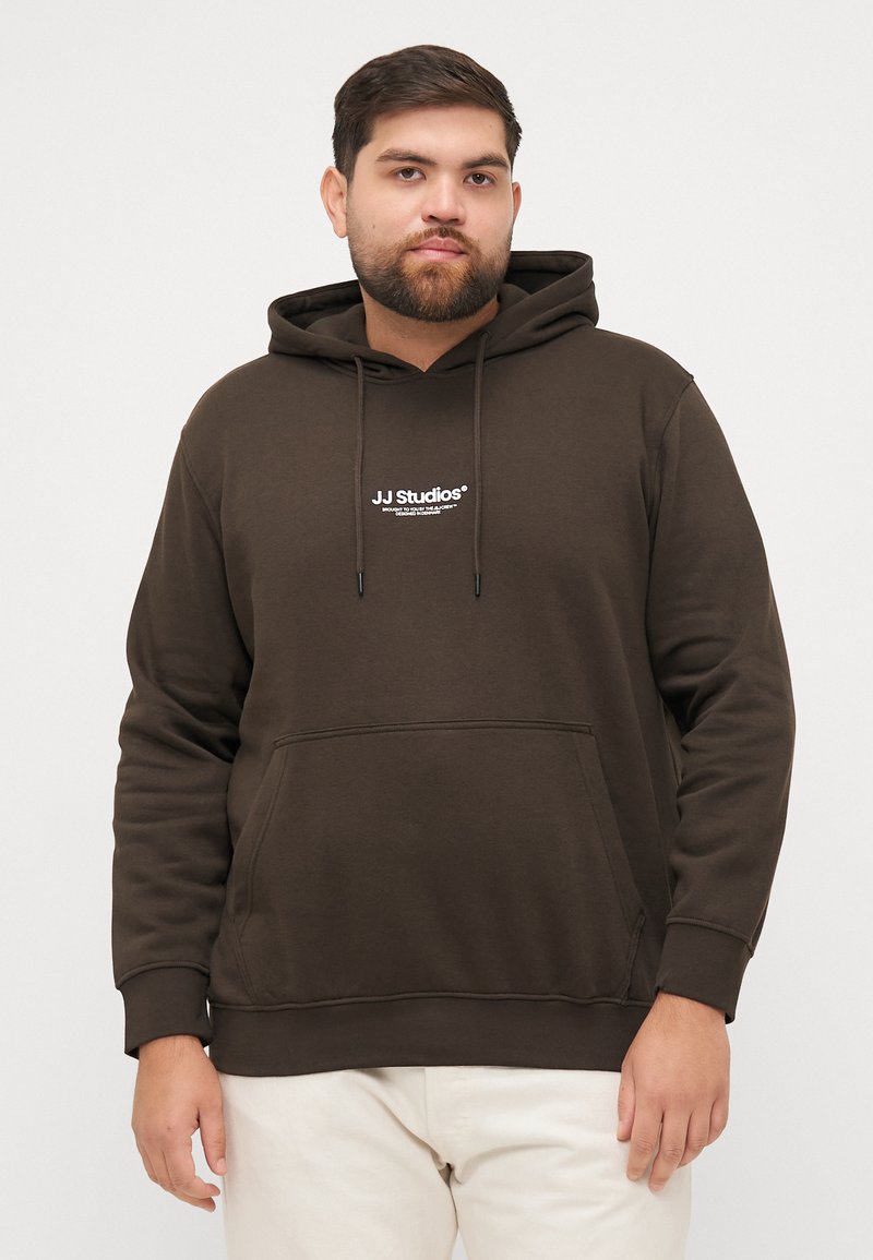 Hoodie en coton brun avec une poche avant et un capuchon ajustable à cordon de serrage ; comporte un texte de marque blanc sur la poitrine.