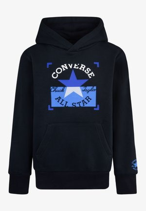 Sweat-shirt noir à capuche avec un motif bleu représentant une étoile, "CONVERSE", "Chuck Taylor" et "ALL STAR", ainsi qu'une poche kangourou et des poignets côtelés.