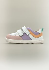 Αθλητικό παπούτσι παιδικό σε λευκό, μωβ δίχτυ, ροζ σουέντ μύτη, πορτοκαλί λεπτομέρεια στα πλάγια, πράσινη θηλιά στο τακούνι, με δύο λευκές λουρίδες βέλκρο, απομονωμένο σε απλό φόντο.