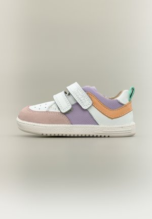 Bērna sporta kurpe baltā krāsā, ar violetu sieta virsmu, rozā zamšādas purngalu, oranžu sānu detaļu, zaļu papēža cilpu un divām baltām Velcro siksnām, izolēta pret vienveidīgu fonu.