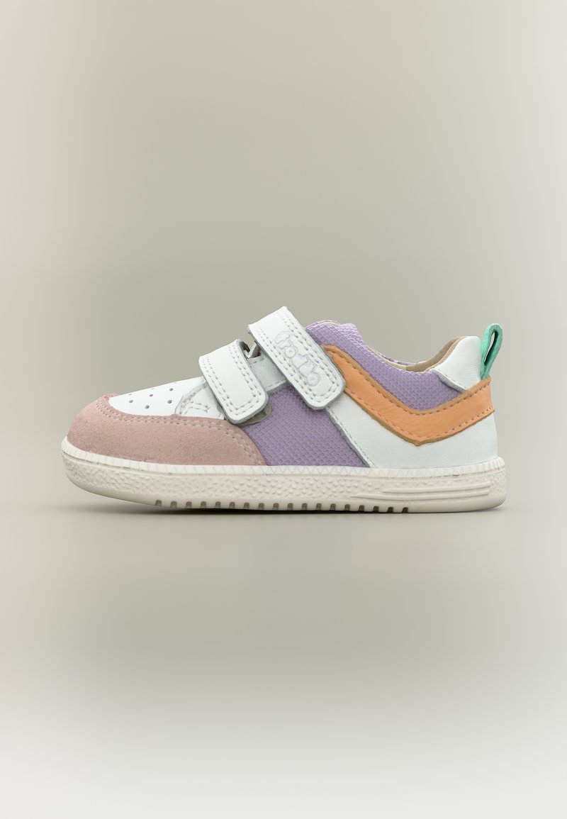 Αθλητικό παπούτσι παιδικό σε λευκό, μωβ δίχτυ, ροζ σουέντ μύτη, πορτοκαλί λεπτομέρεια στα πλάγια, πράσινη θηλιά στο τακούνι, με δύο λευκές λουρίδες βέλκρο, απομονωμένο σε απλό φόντο.