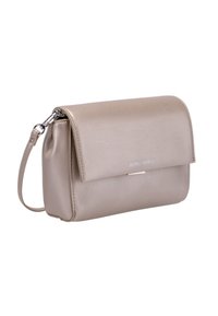 Beige Handtasche aus synthetischem Leder mit Klappenverschluss, abnehmbarem Schultergurt und silbernem Logoakzent auf der Vorderseite.