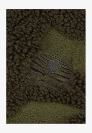 Close-up van bruine textuur fleece stof met een geborduurd groen en grijs Timberland logo patch.