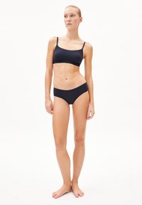 Ensemble de maillot de bain deux pièces bleu marine composé d'un bralette ajusté avec des bretelles fines et d'un bas de bikini taille haute assorti, texture lisse.