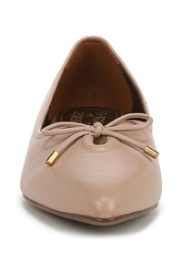 Scarpa piatta in pelle beige con punta affusolata, caratterizzata da un sottile fiocco e accenti dorati alle estremità dei lacci. Texture liscia.