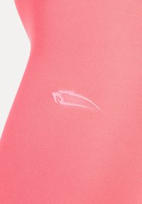 Roze atletisch bodysuit met een gladde textuur, een aansluitend ontwerp en een subtiel wit logo aan de zijkant, wat een naadloze uitstraling benadrukt.