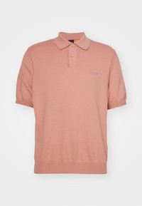 Polo shirt rosa a maniche corte con due bottoni, colletto e polsini a coste, e piccolo logo "BOSS" sul lato sinistro del petto.