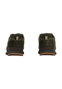 Baskets en suede vert avec des bouts ronds, des accents gris et des semelles en caoutchouc. Présente un onglet réfléchissant à l'arrière et une zone de laçage texturée.