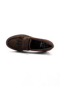 Scarpa mocassino in suede marrone con dettaglio decorativo in frange, vista dall'alto su uno sfondo bianco. Presenta il nome del marchio "FRAU" all'interno.