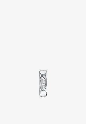 Pengeklips af metal i sølvfarve med rektangulær form og oval designdetalje i midten på hvid baggrund.