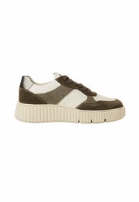 Sneaker aus einer Mischung aus dunkelgrünem Wildleder und weißem Leder, mit einer strukturierten beigen Sohle und braunen Schnürsenkeln. Silberne Akzente an der Ferse.