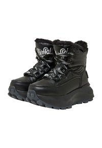Botas negras aisladas con forro de pelo sintético, suela de goma resistente, cordones en contraste y un logo de la marca en el eje. Diseño robusto y superficie texturizada.