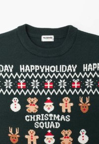 Grüner, gestrickter Pullover mit weihnachtlichen Motiven: Schneemänner, Rentiere, Teddybären und Santa, mit dem Text "Frohe Feiertage" und "Weihnachtsmannschaft".