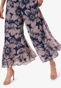 Navy wijde bloemenbroek met roze bloemenpatronen, gemaakt van lichtgewicht stof met een doorschijnende textuur en een vloeiende snit.