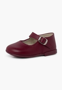 Scarpa Mary Jane in pelle bordeaux con punta tonda, bordo scallopato e cinturino regolabile con fibbia metallica. Suola piatta bassa.