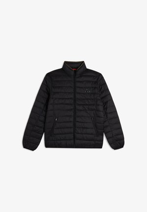 Chaqueta negra acolchada con cuello alto, cremallera frontal y bolsillos laterales. Presenta una textura acolchada y un pequeño logotipo en el pecho.
