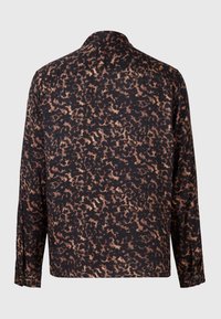 Camicia a maniche lunghe nera con motivo leopardato marrone. Presenta un colletto e polsini con bottoni. Tessuto morbido.