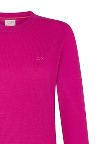 Maglione fucsia a girocollo con maniche lunghe, realizzato in tessuto a coste. Presenta dettagli del logo color oro sul davanti.