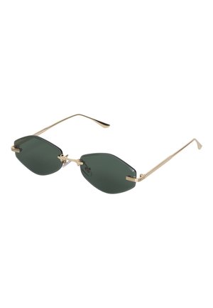 Elegante randlose Sonnenbrillen mit dunkelgrünen sechseckigen Gläsern sowie dünnen goldfarbenen Metallbügeln und Steg auf weißem Hintergrund.
