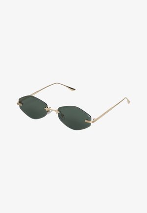 Elegante randlose Sonnenbrillen mit dunkelgrünen sechseckigen Gläsern sowie dünnen goldfarbenen Metallbügeln und Steg auf weißem Hintergrund.