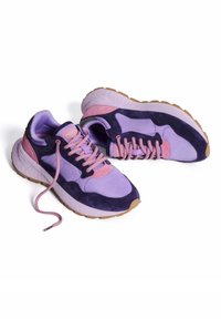 Violetit ja vaaleanpunaiset mokkakengät, joissa on teksturoitu kuosi. Kengissä on pehmeä pohja, pyöreä muoto ja vaaleanpunaiset nauhat. Kumiset ulkopohjat.