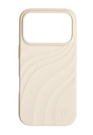 Beige smartphone-etui med bølgede strukturerede linjer og stort kameraunderskæringshul, mærket "Ideal of Sweden" med små bogstaver nederst til højre.