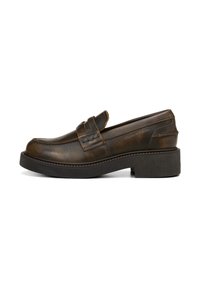 Bruine leren loafers met een lage, chunky zwarte plateauzool. Voorzien van een decoratieve band en geweven accenten op de bovenkant. Gladde textuur.