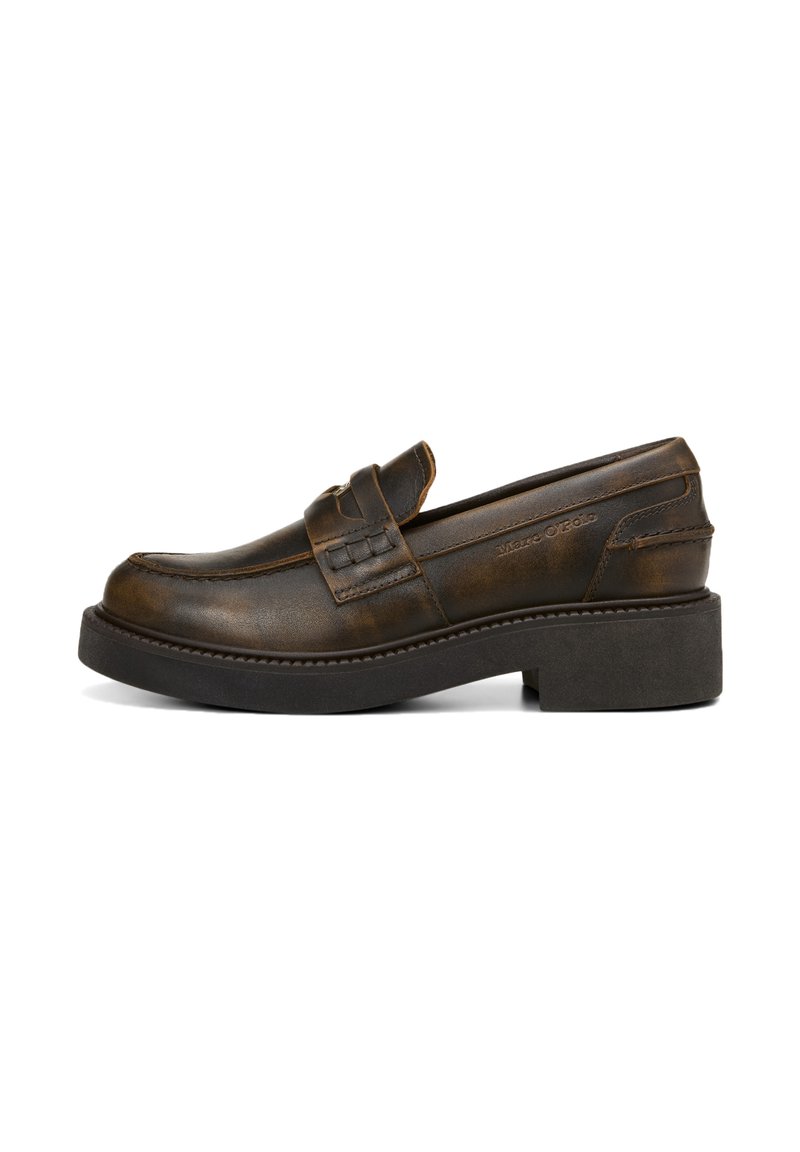 Bruine leren loafers met een lage, chunky zwarte plateauzool. Voorzien van een decoratieve band en geweven accenten op de bovenkant. Gladde textuur.