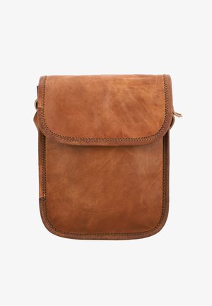 Brązowa skórzana torba z klapką, prostokątny kształt, widoczne szwy i gładka faktura. Brak dodatkowych akcentów lub elementów metalowych.