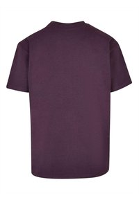 Kortærmet t-shirt med rund hals i dyb lilla bomuld. Glat tekstur, lige skæringskanter og ingen synlige logoer eller designs.