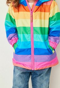 Veste légère à capuche colorée avec des rayures horizontales en orange, jaune, vert, bleu et rose. Dotée d'une fermeture éclair rose et de poignets élastiques.