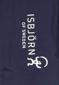 Marint tyg med vit märkestext "ISBJÖRN of SWEDEN" och en lekfull logotyp. Slät textur, inga ytterligare mönster eller dekorer.