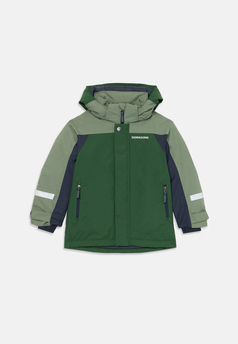 Kinder Winterjacke in Grün und Marineblau mit Kapuze, Reißverschluss und Druckknopfverschluss an der Vorderseite, seitlichen Reißverschlusstaschen und reflektierenden Streifen an den Ärmeln.