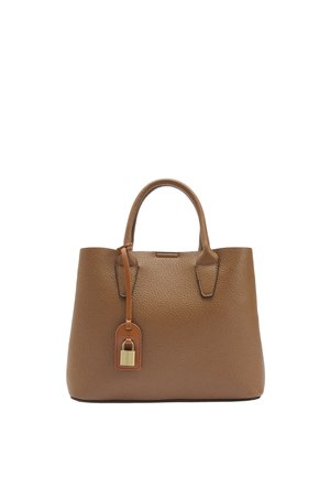 Brązowa teksturowana skórzana torebka z podwójnymi uchwytami i dekoracyjną skórzaną zawieszką z małą złotą kłódką.