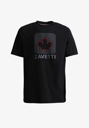 Svart T-skjorte med korte ermer, med et pikselert grått firkant, en lønneblad med rød kant i midten, og ordet "ZAVETTI" under designet.