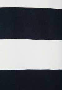 Baumwollstrickstoff mit horizontalen Streifen in Marineblau und Weiß. Die Textur ist glatt mit einem gleichmäßigen Stichmuster.