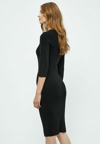 Desires LEILA - Vabalt langev kleit - black