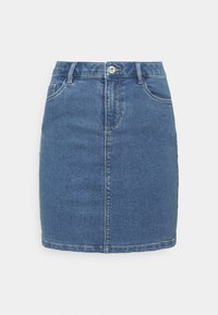 Jupe en denim bleu moyen, dotée d'une coupe ajustée, de poches avant, d'une fermeture boutonnée et d'un empiècement arrière. Texture lisse, longueur au-dessus du genou.