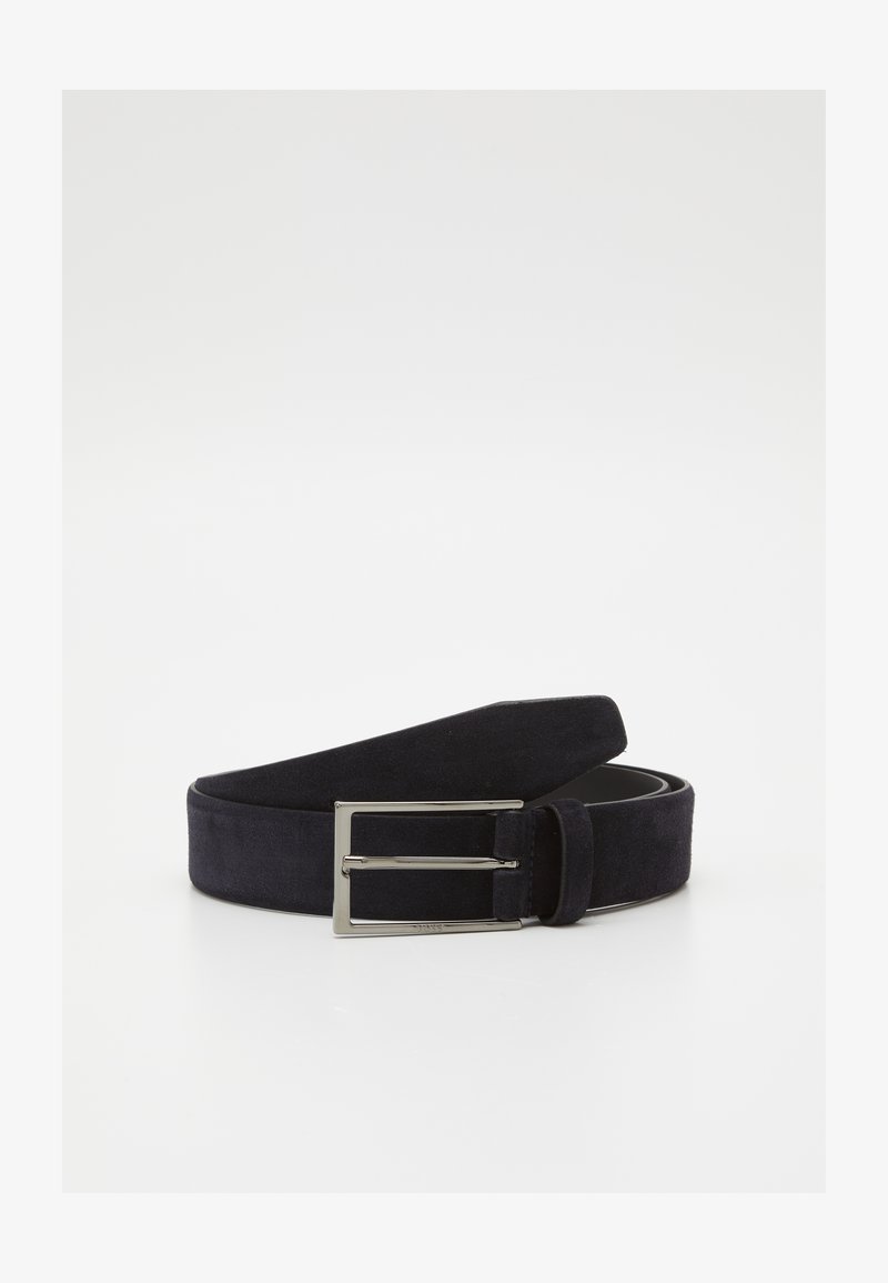 Λιλά σουέτ ζώνη με ασημένια ορθογώνια αγκράφα και λεία επιφάνεια. Διαθέτει κομμένο άκρο και κλασικό σχέδιο κατάλληλο για διάφορες ενδυμασίες.