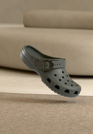 Crocs, CLASSIC BUCKLE UNISEX - Tagant lahtised kingad - carbon
