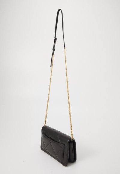 Bolsa de mão preto em couro acolchoado com uma alça de corrente dourada. Apresenta uma aba dobrável e um bolso traseiro. Textura suave, formato retangular.