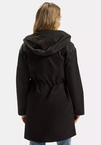 Czarny płaszcz z kapturem i ściągaczem w talii, wykonany z teksturowanej tkaniny i w średniej długości. Wzmocnione szwy widoczne na ramionach.